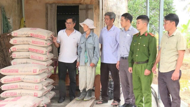Long Sơn đồng hành cùng “Chiến dịch Quang Trung” hỗ trợ xây nhà cho người dân vùng lũ.